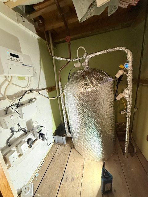 Picture of a Energy Storage Device fitted to a hot water cylinder, Integrated with an iboost, and fully insulated after fitting.