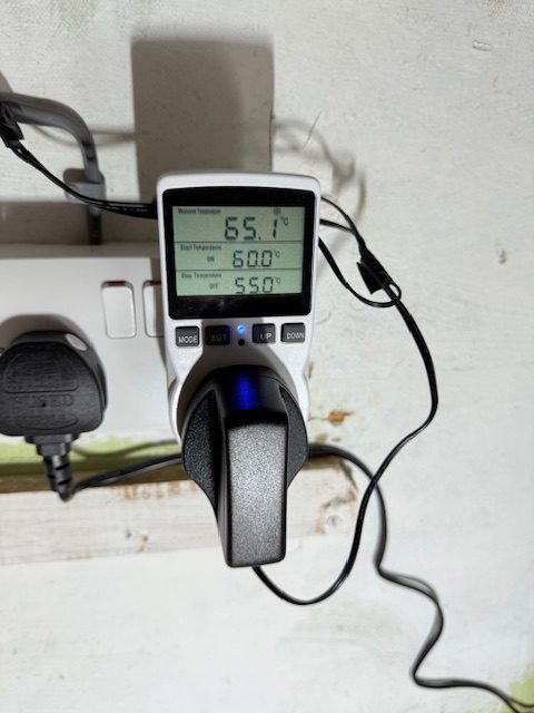 Our temperature controller interfaces with any immersion power diversion system by monitoring the temperature of a hot water cylinder.